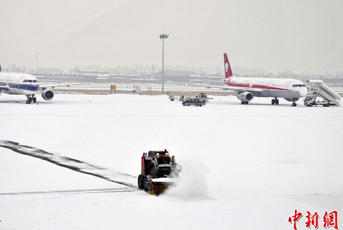 英國(guó)大降雪 多個(gè)機(jī)場(chǎng)跑道暫時(shí)關(guān)閉