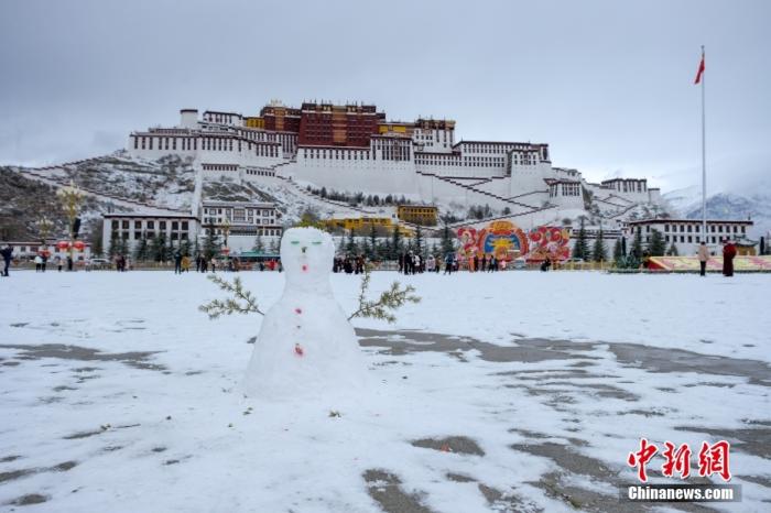 是的，南方多地即將迎來大范圍降雪。根據(jù)氣象部門的預(yù)報(bào)，南方地區(qū)可能會受到雨雪天氣的影響，特別是貴州、湖南、江西等地可能會出現(xiàn)大范圍降雪。此外，隨著冷空氣南下和暖濕氣流交匯，南方多地可能會出現(xiàn)明顯的雨雪天氣過程，部分地區(qū)可能會出現(xiàn)大到暴雪天氣。請注意關(guān)注當(dāng)?shù)貧庀蟛块T的預(yù)報(bào)和預(yù)警信息，做好防寒保暖措施，確保出行安全。