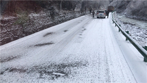 是的，韓國首都圈和江原道地區(qū)普降大雪。這場大雪對當地交通和居民生活造成了一定的影響。據報道，大雪導致道路濕滑，能見度降低，給交通出行帶來了很大的不便。此外，大雪還可能導致部分地區(qū)出現停電和房屋受損等情況。，針對這種情況，當地政府已經采取了一系列應對措施，包括加強交通管制、清理積雪、保障居民生活必需品供應等。同時，也提醒廣大市民注意防寒保暖，減少不必要的出行，確保自身安全。，如果您正在韓國旅行或居住，請關注當地天氣預報和新聞資訊，以便及時了解相關情況并做好應對措施。