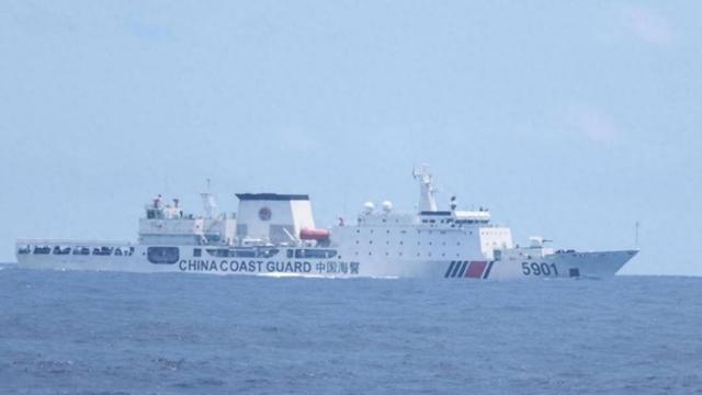 中國海警在黃巖島起飛艦載機并不是首次。，早在幾年前，中國海警就已經(jīng)在黃巖島設(shè)立常態(tài)化巡邏機制，并且多次起飛艦載機進行巡邏。這是為了維護黃巖島的主權(quán)和海洋權(quán)益，確保該區(qū)域的安全穩(wěn)定。需要注意的是，具體的首次起飛時間可能因不同的報道和來源而有所差異。，以上內(nèi)容僅供參考，如需更多信息，建議查閱相關(guān)報道或咨詢專業(yè)人士。