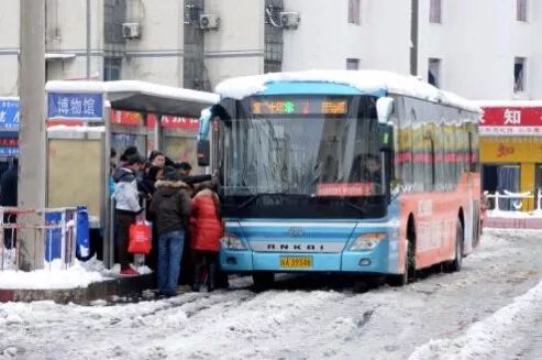 東北零下二十幾度的公交車?yán)锶茄? width=