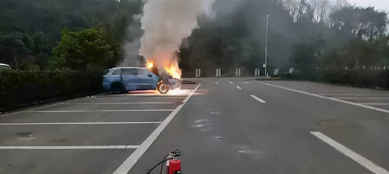 深圳一商場(chǎng)地下停車場(chǎng)電車自燃